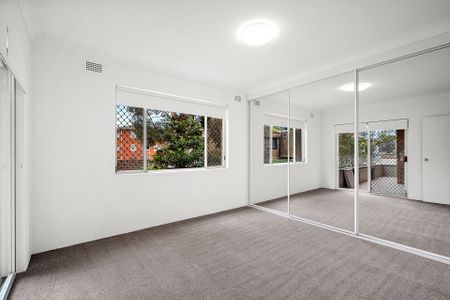 Newly Renovated Two-Bedroom Apartment in Prime Coastal Location - Photo 3