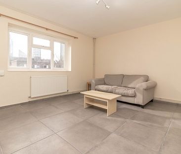 Recently refurbished 3 bedroom flat in Old Street - Photo 3