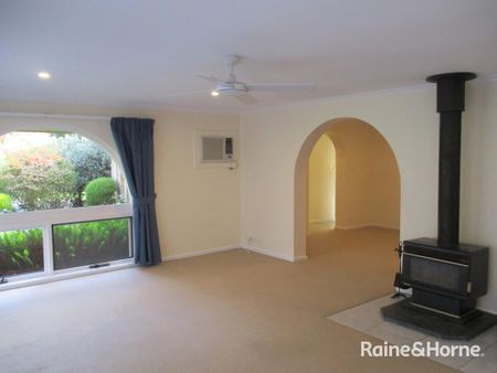 Spacious Family Home with Pool, including fortnightly servicing - Photo 3