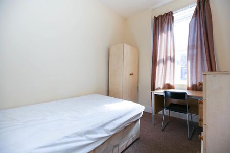 3 bedroom flat to rent - Photo 3