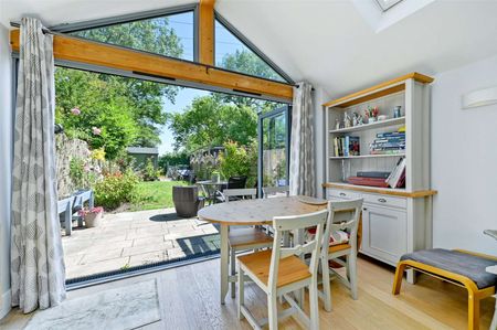 SHORT TERM - An immaculate three bedroom home offered fully furnished - Photo 2