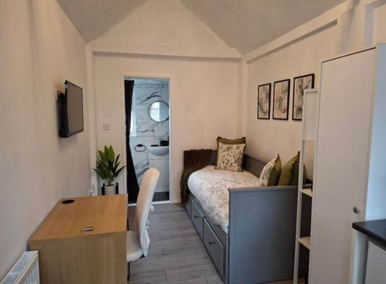 Studio Flat, Overstone Road, LU4 - Photo 1