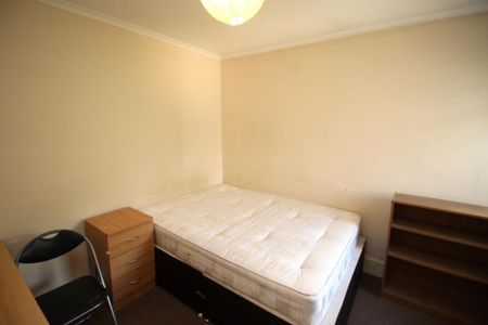 4 bedroom semi-detached house to rent - Photo 4