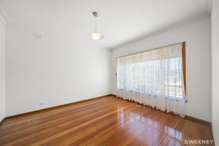 Charming three bedroom residence in ideal location -Six Month Lease - Photo 2