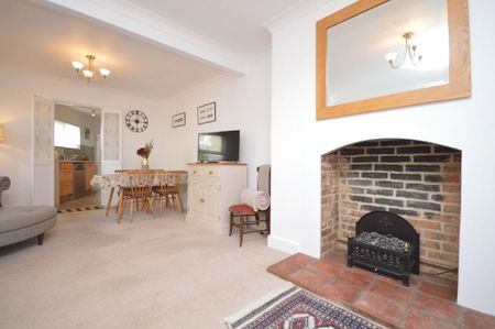 2 bedroom end of terrace house to rent - Photo 2