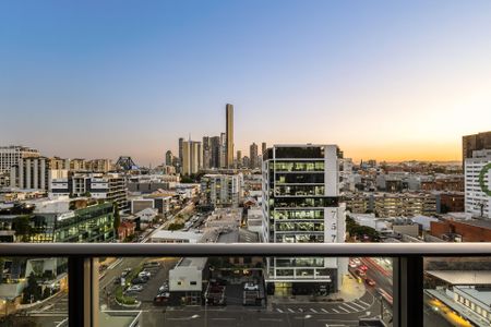 Stylish 2-Bedroom Apartment with City Views in the Heart of Fortitude Valley - Photo 5