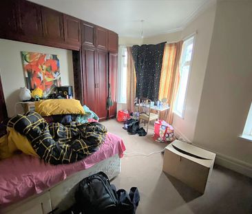 £1,400 PCM, Spacious Four Bedroom House with Enclosed Rear Garden i... - Photo 4