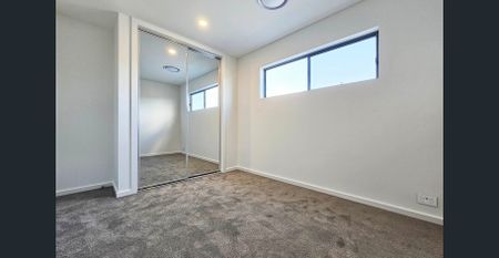 Luxury Four-Bedroom Residence in Norman Estate with Stunning Views - Photo 3