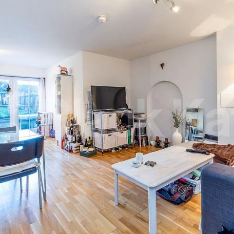 Spacious modern one bed with access to a communal garden - Photo 1