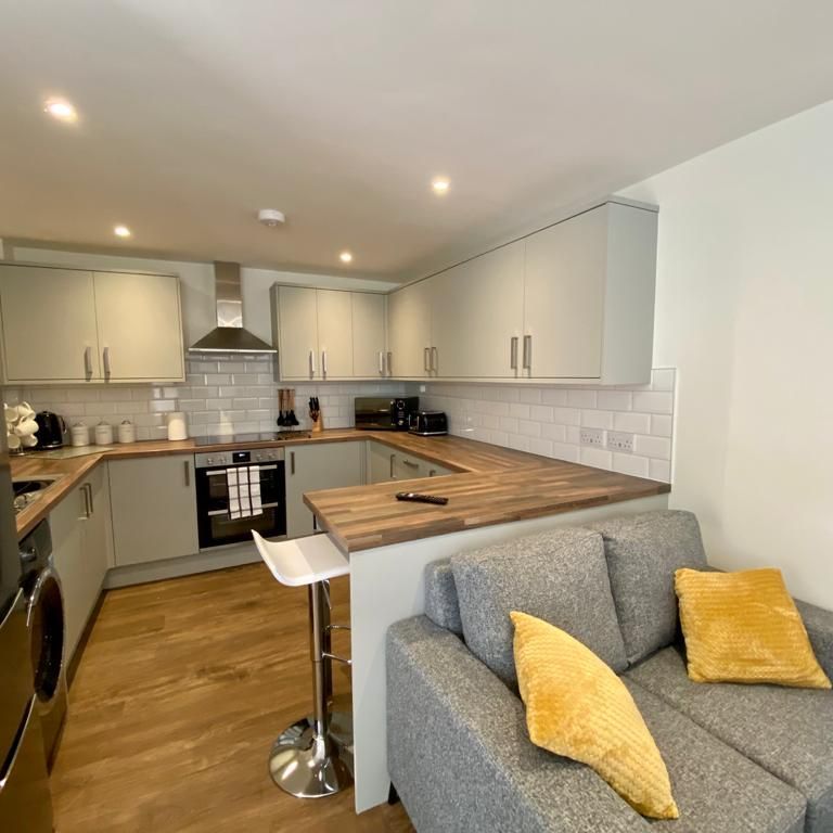 OX Living is proud to present this high-quality 5-bedroom co-living property, perfect for working professionals looking for stylish, stress-free living. Room 4 - Photo 1