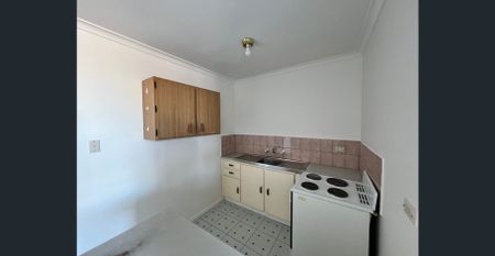 Freshly Painted & Newly Carpeted One-Bedroom in Prime Fairfield Location - Photo 3