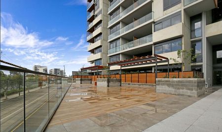 Modern, Spacious & Light Filled Apartment! - Photo 2