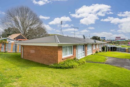 Freshly Renovated brick and tile! - Photo 4