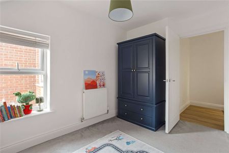 A bright and modern two double bedroom apartment with secure private parking - Photo 4