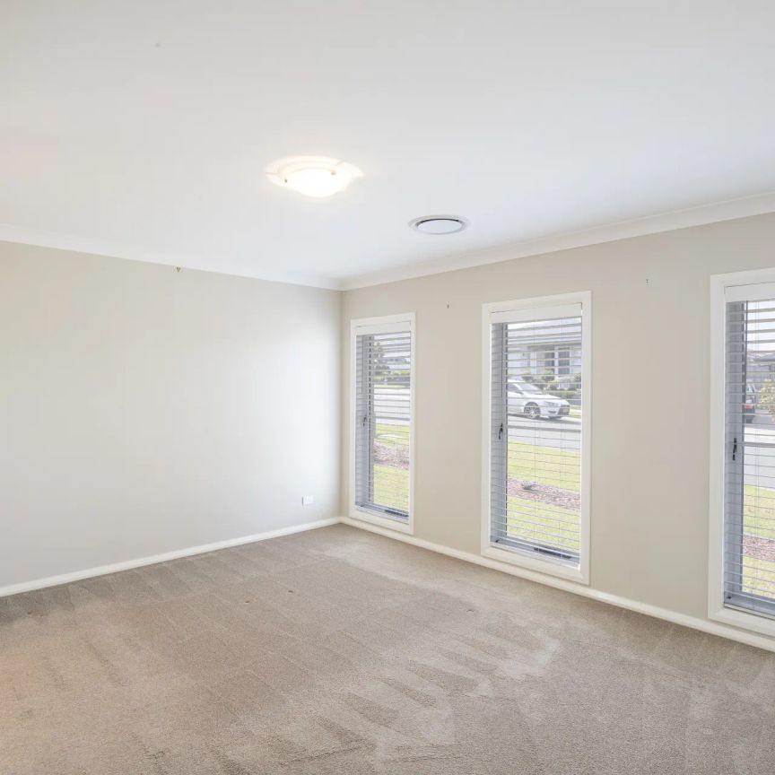 Designer Four bedroom family home - Photo 1