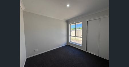 Modern 4-Bedroom Family Home 🏠 - Photo 4