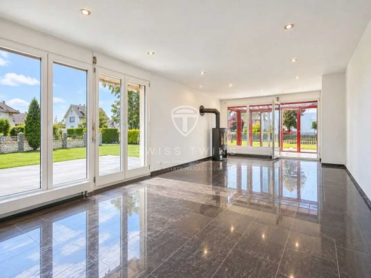 5-room detached house with sunny garden, fireplace and 4 parking spaces in Kleindöttingen - Foto 1