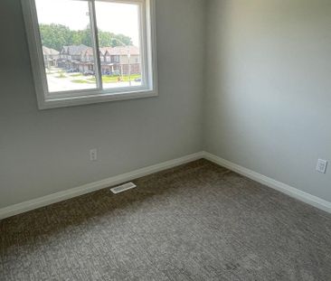 For Lease - 186 Bur Oak Drive, Thorold, Ontario - Photo 2