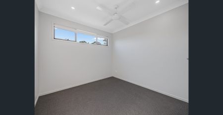 In a serene corner of central Caloundra, this modern townhouse puts beaches, cafés, and shops just a stroll away. - Photo 3