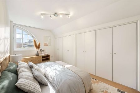 Beautiful 3 bedroom, 2 bathroom split level apartment, enviably located on Vincent Square in a pristine modern development with 24/7 concierge and parking. - Photo 5