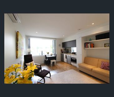 Cosmopolitan living in Carlton - Photo 2