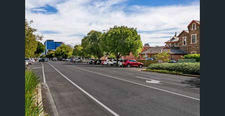 CHARACTER MAISONETTE JUST OFF HUTT STREET! - Photo 5