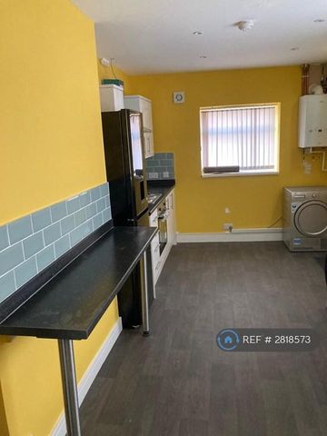 1 bedroom in a house share to rent - Photo 2