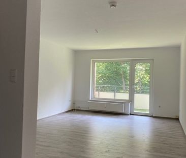 Einziehen und Wohlfühlen ! Renovierte 2-Zimmer-Wohnung mit Blick in... - Photo 1