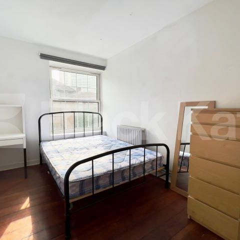 Superbly located bright and airy three bedroomed apartment - Photo 2