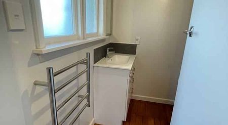 Sunny 1 bed home in Burwood - Photo 2