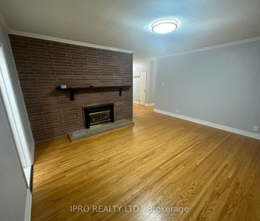 Detached Home For Lease | W8086984 - Photo 4