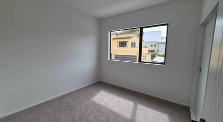 Stunning Build: 4-Bedroom Family Home in Sunny... - Photo 5