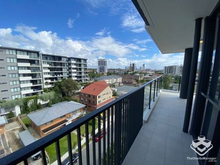 BOUTIQUE RESORT STYLE RESIDENCE ON CHEVRON ISLAND - Photo 4