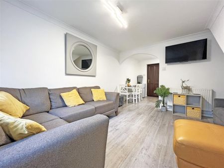 2 bedroom Terraced House to rent - Photo 2