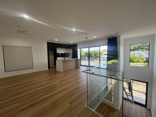 LUXURIOUS TOWNHOUSE NEAR THE BEACH - Photo 1