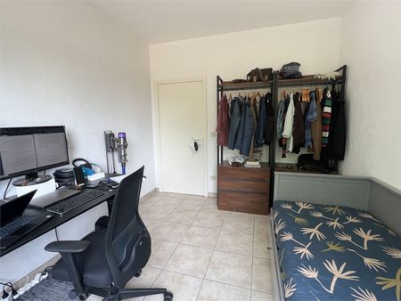 Ruim 2 slaapkamer appartement met terras en garageplaats. - Photo 4