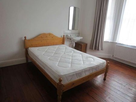 Bedroom Detached House In Winton, BH3 - Photo 2