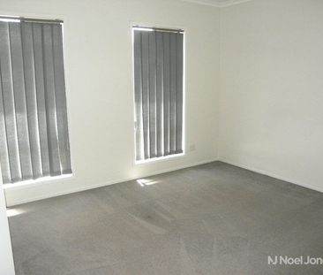 27 Rangeview Terrace, BULLEEN - Photo 3