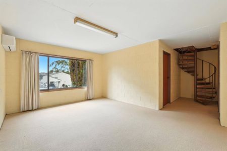 Large Three Bedroom Home with Rumpus - Photo 2