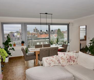 Centraal maar rustig gelegen appartement met drie slaapkamers - Photo 1
