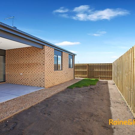 4-bedroom house in Cranbourne East! - Photo 4