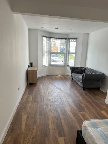 Studio Flat, Plough Lane, SW19 - Photo 2