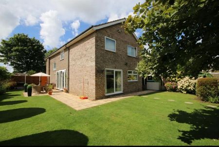 5 bedroom detached house to rent - Photo 2