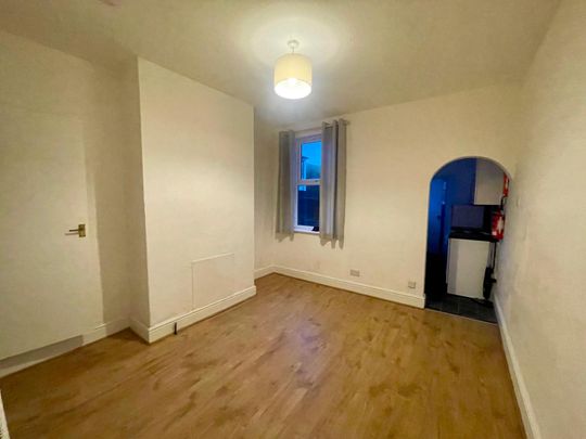 Discover the perfect rental opportunity on Slack Lane, Derby, DE22 3. This charming terraced house features two bedrooms, two bathrooms, a living room, a dining room, and fitted kitchen, complemented by a spacious rear garden. Located close to the city centre, schools and local amenities, university - Photo 1