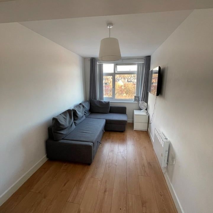 1 Bed Flat, Roundhay Road, LS8 - Photo 1