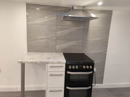 Studio Flat, Howard Road, IG11 - Photo 2