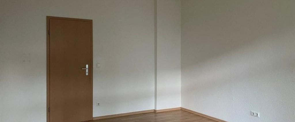 Zum Erstbezug nach Komplettrenovierung - mit Balkon und Tageslicht-Bad im 2. Obergeschoss! - Photo 1