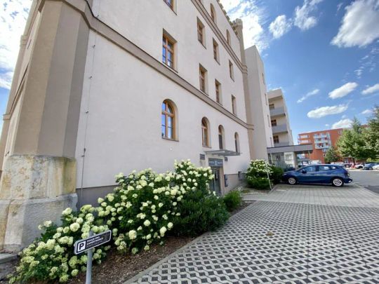 Příjemný byt s parkovacím stáním v Rezidenci Jičínská. - Photo 1