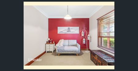 Delightful home located in lovely treelined street - Photo 4