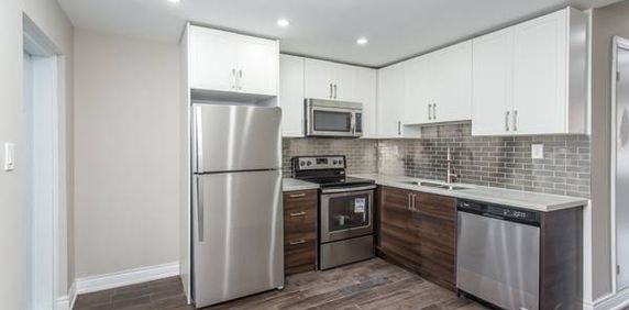 Renovated 2 Bedroom with private backyard: Bloor and Spadina - Photo 2